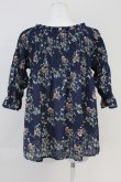 画像2: axes femme POETIQUE / ドロップショルダーフリルブラウス  ネイビー T-25-05-16-005-AX-BL-SA-ZT (2)