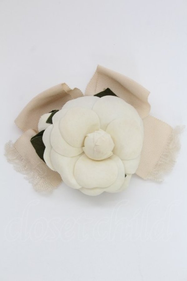 画像1: KANEKO ISAO / カメリアリボンコサージュ  シロ×ベージュ T-25-06-28-017-EL-ZA-OW-ZT432-F004 (1)