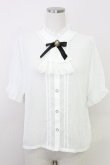 画像1: axes femme / カメオ×ジャボブローチ付ブラウス  ホワイト T-25-07-31-004-AX-BL-SA-ZT (1)