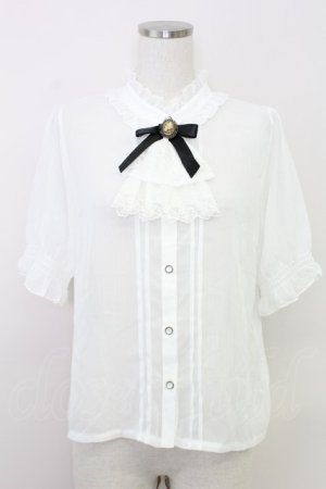 画像: axes femme / カメオ×ジャボブローチ付ブラウス  ホワイト T-25-07-31-004-AX-BL-SA-ZT