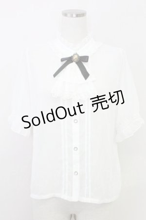 画像: axes femme / カメオ×ジャボブローチ付ブラウス  ホワイト T-25-07-31-004-AX-BL-SA-ZT