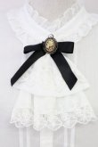 画像3: axes femme / カメオ×ジャボブローチ付ブラウス  ホワイト T-25-07-31-004-AX-BL-SA-ZT (3)