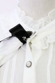 画像4: axes femme / カメオ×ジャボブローチ付ブラウス  ホワイト T-25-07-31-004-AX-BL-SA-ZT (4)