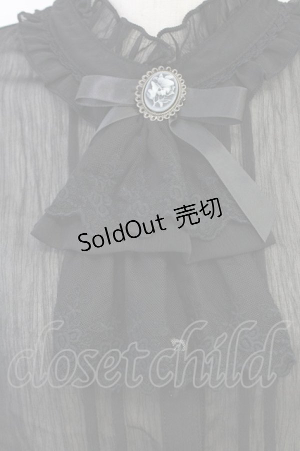 画像3: axes femme / カメオ×ジャボブローチ付ブラウス  ブラック T-25-07-31-011-AX-BL-SA-ZT074 (3)