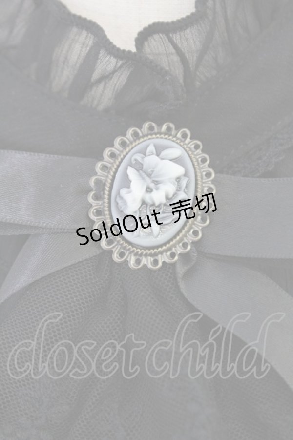 画像4: axes femme / カメオ×ジャボブローチ付ブラウス  ブラック T-25-07-31-011-AX-BL-SA-ZT074 (4)