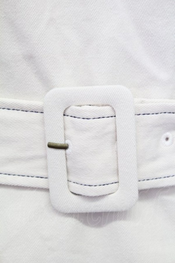 画像4: F i.n.t / 太ベルトVネックデニムジャンパースカート  オフホワイト T-25-08-12-018-CA-OP-SA-ZI (4)