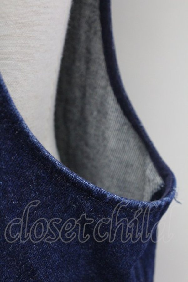 画像4: KANEKO ISAO / 裾ロゴ刺繍デニムジャンパースカート  青デニム T-25-08-21-012-EL-OP-SA-ZS (4)