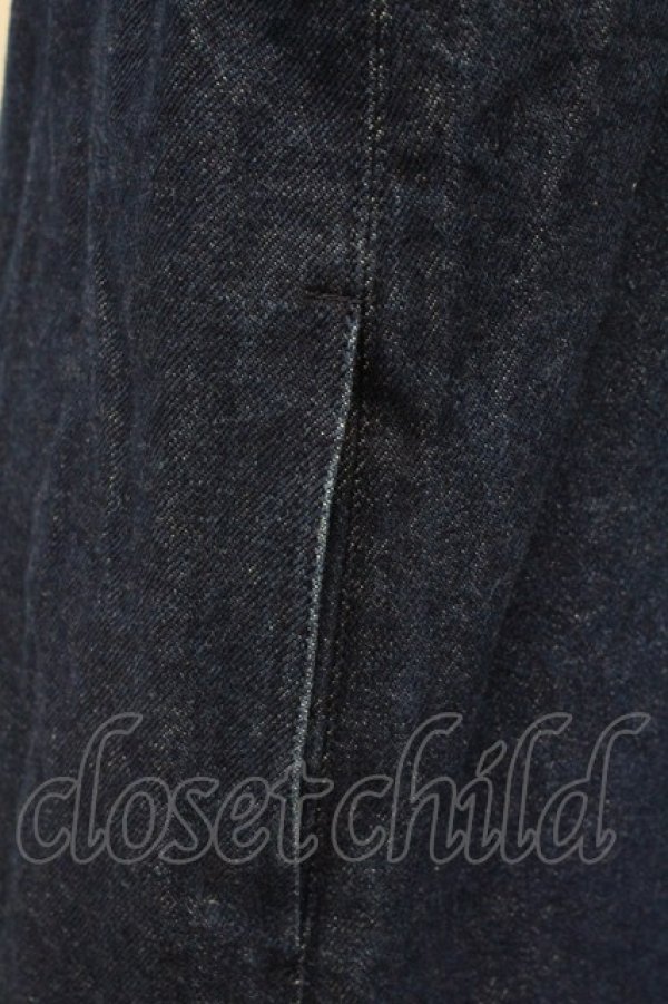 画像5: KANEKO ISAO / 裾ロゴ刺繍デニムジャンパースカート  青デニム T-25-08-21-012-EL-OP-SA-ZS (5)