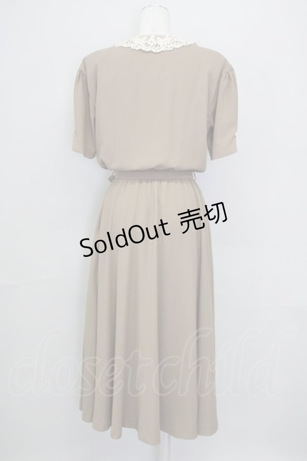 画像2: INGEBORG / レース襟半袖ワンピース  ベージュ T-25-08-24-014-LO-OP-SA-ZI (2)