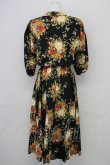 画像2: INGEBORG / 琵琶ベリー薔薇ブーケプリントワンピース  黒 T-25-08-24-018-LO-OP-SA-ZT (2)