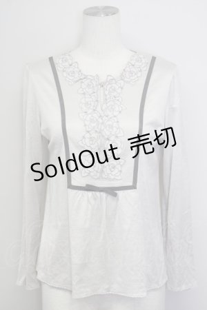 画像: INGEBORG / カメリアワッペン刺繍デザインカットソー  グレー T-25-08-30-022-LO-TO-SA-ZI