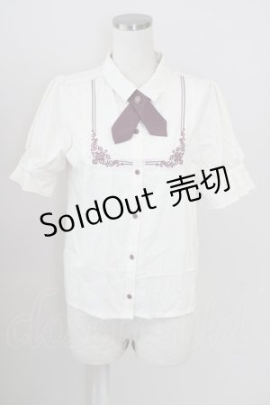 画像: axes femme / クロスタイ付き刺繍ブラウス  キナリ T-25-09-05-003-AX-BL-SA-ZI