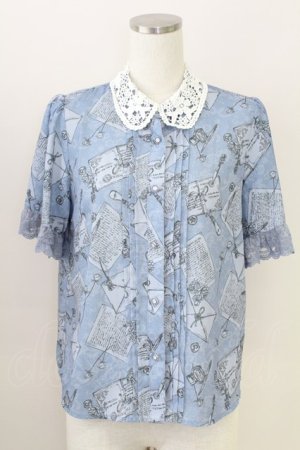 画像: axes femme POETIQUE / プリュムプリントレース襟ブラウス  ブルー T-25-09-05-012-AX-TO-SA-ZI