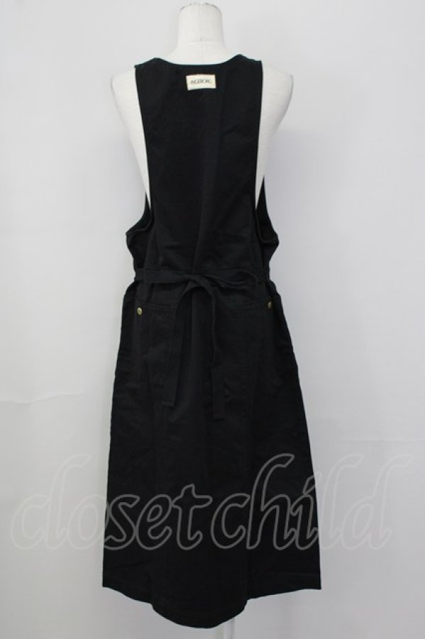 画像2: INGEBORG / ロゴ刺繍ジャンパースカート  ブラック T-25-09-26-008-LO-OP-SA-ZT443 (2)