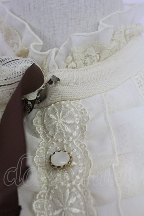 画像4: axes femme / リボンブローチ付きブラウス風プルオーバー  キナリ T-25-10-01-005-AX-TO-HS-ZS (4)