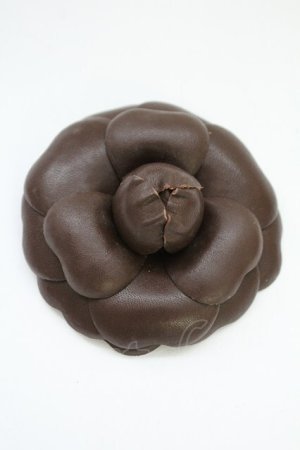 画像: INGEBORG / レザーカメリアブローチ  ブラウン T-25-10-29-025-LO-AC-SA-ZT