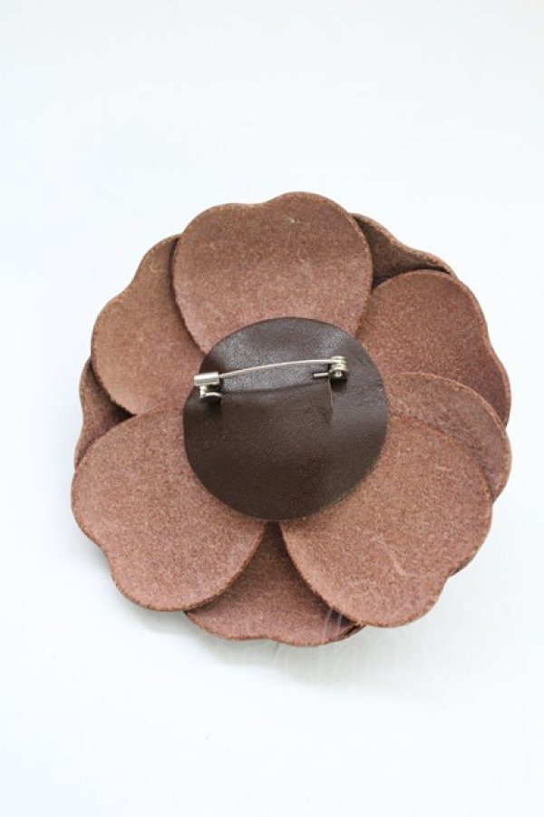 画像2: INGEBORG / レザーカメリアブローチ  ブラウン T-25-10-29-025-LO-AC-SA-ZT (2)