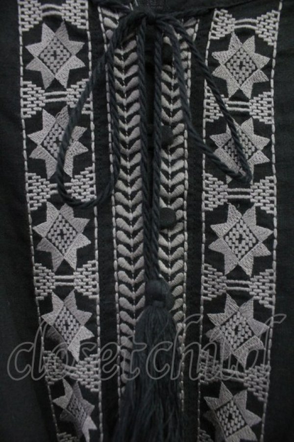 画像4: PINK HOUSE / フロント刺繍半袖ロングワンピース  グレー T-25-11-09-012-LO-OP-SA-ZT509 (4)