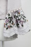 画像4: axes femme / ミュルーズ染織美術館コラボ/刺繍入りフレア袖ブラウス M グレージュ T-25-11-09-017-AX-BL-SA-ZT509 (4)