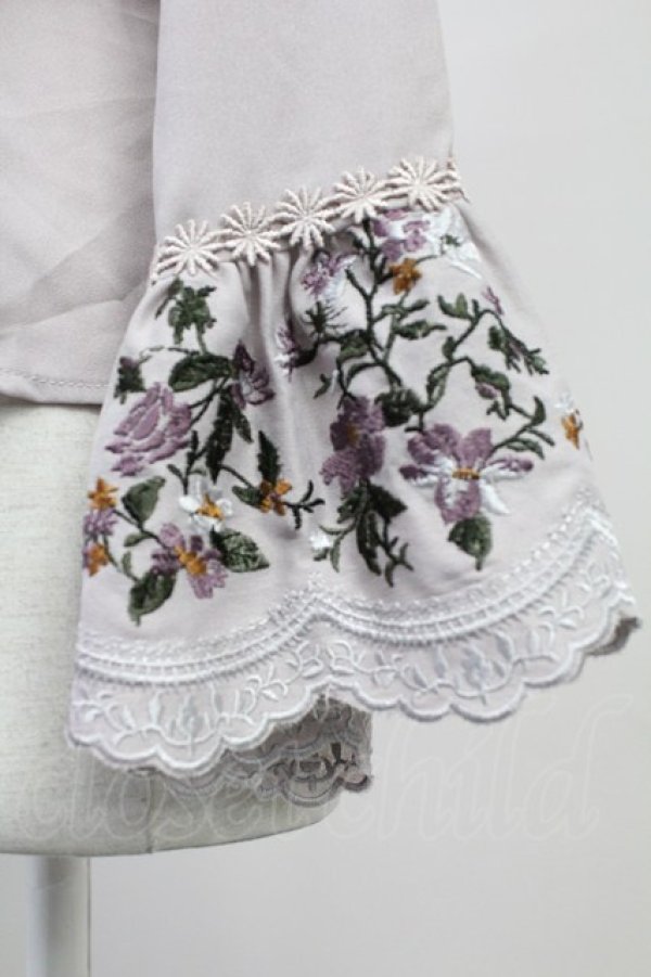 画像4: axes femme / ミュルーズ染織美術館コラボ/刺繍入りフレア袖ブラウス M グレージュ T-25-11-09-017-AX-BL-SA-ZT509 (4)