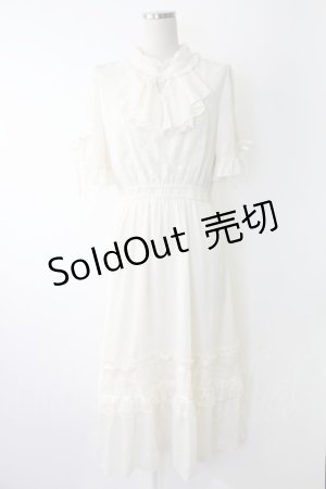 画像: axes femme / カメオ付フレア袖ワンピース  キナリ T-25-12-03-041-AX-OP-SA-ZT