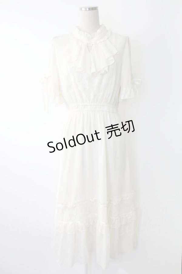 画像1: axes femme / カメオ付フレア袖ワンピース  キナリ T-25-12-03-041-AX-OP-SA-ZT (1)