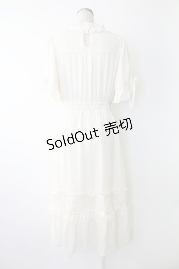 画像2: axes femme / カメオ付フレア袖ワンピース  キナリ T-25-12-03-041-AX-OP-SA-ZT (2)