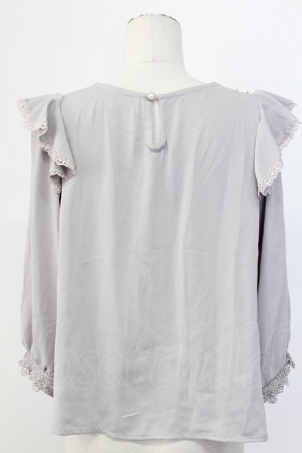 画像2: axes femme / 肩フリルお花モチーフ付きブラウス M グレー T-25-12-11-022-AX-TO-SA-ZT (2)