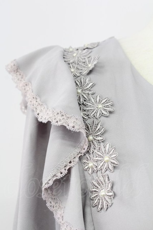 画像3: axes femme / 肩フリルお花モチーフ付きブラウス M グレー T-25-12-11-022-AX-TO-SA-ZT (3)