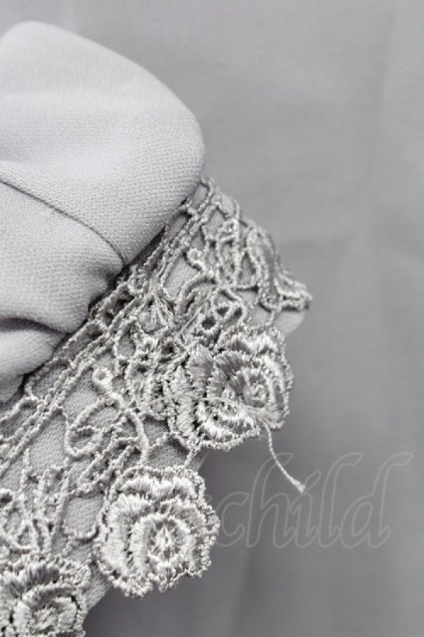 画像5: axes femme / 肩フリルお花モチーフ付きブラウス M グレー T-25-12-11-022-AX-TO-SA-ZT (5)