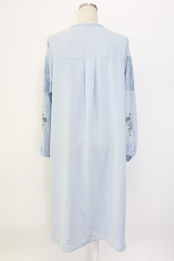 画像2: axes femme / 袖刺繍チャイナ釦シャツワンピース M サックス T-25-12-18-022-AX-OP-SA-ZT (2)