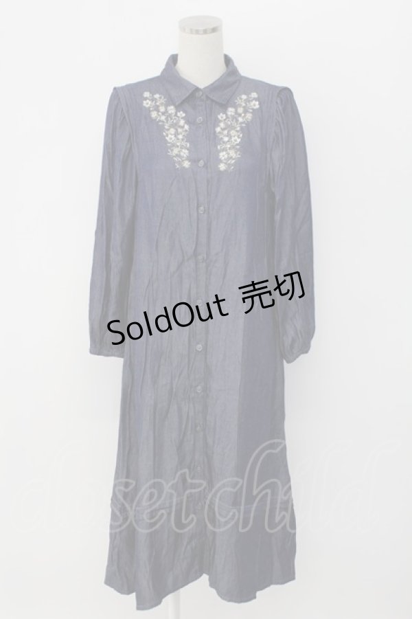 画像1: axes femme / 花刺繍ボリューム袖シャツワンピース  インディゴ T-25-12-18-024-AX-OP-SA-ZT452 (1)