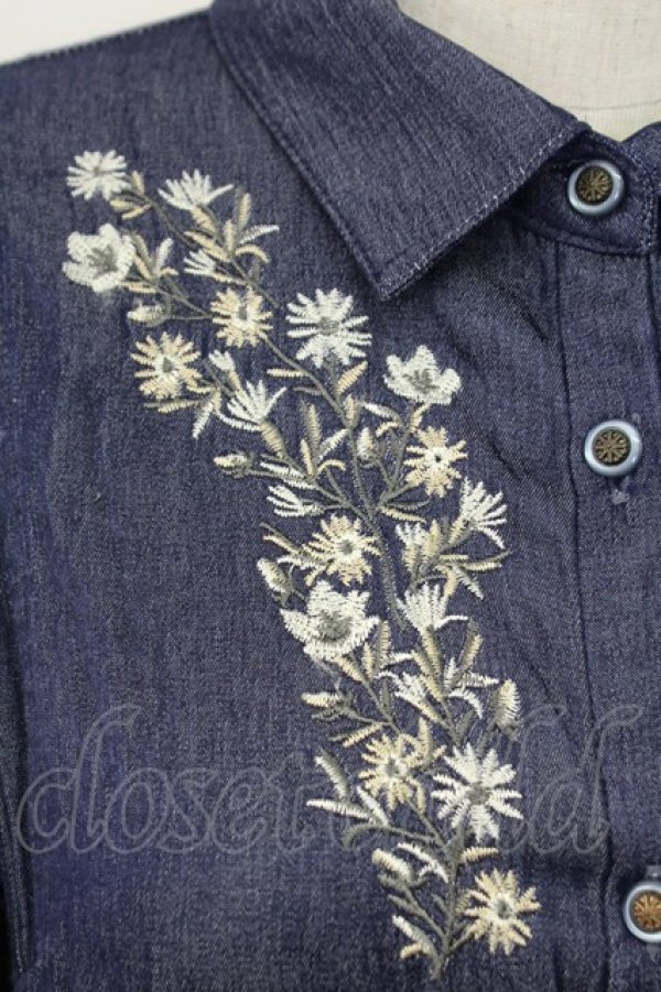 画像3: axes femme / 花刺繍ボリューム袖シャツワンピース  インディゴ T-25-12-18-024-AX-OP-SA-ZT (3)
