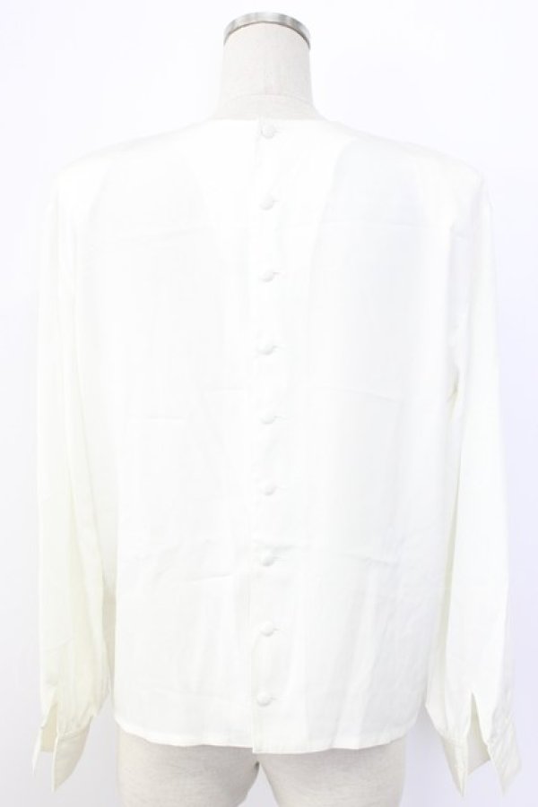 画像2: INGEBORG / ピンタック後ろボタンブラウス  アイボリー T-25-12-22-001-LO-BL-SA-ZT (2)