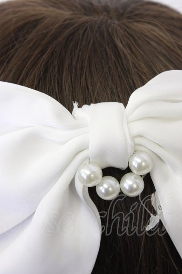 画像2: axes femme / パール付サテンリボンクリップ  生成り T-25-12-22-044-AX-AC-SA-ZT (2)