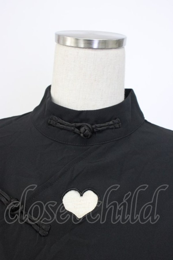 画像4: Jamieエーエヌケー / ハイネックチャイナハートくり抜きブラウス  黒 T-25-12-22-014-0-BL-SA-ZT (4)