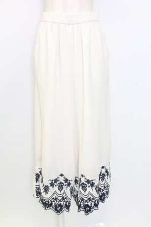 画像: axes femme / 裾刺繍ワイドパンツ  アイボリー T-25-12-25-032-AX-PA-SA-ZT