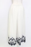 画像2: axes femme / 裾刺繍ワイドパンツ  アイボリー T-25-12-25-032-AX-PA-SA-ZT (2)