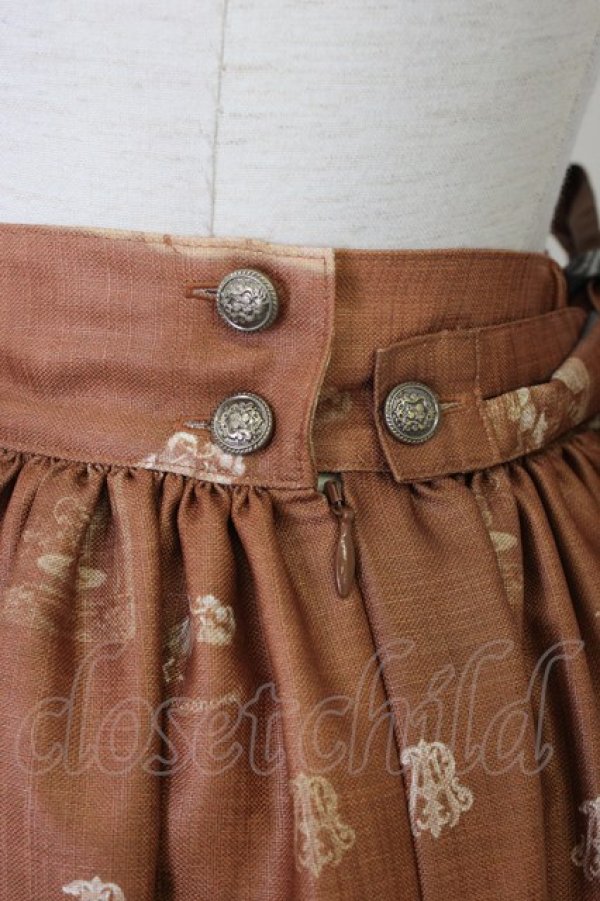 画像4: ALICE and the PIRATES / Fleeting moments〜月下の不思議な珈琲店〜柄スカート  キャラメル T-25-12-26-019-PA-SK-SA-ZT (4)