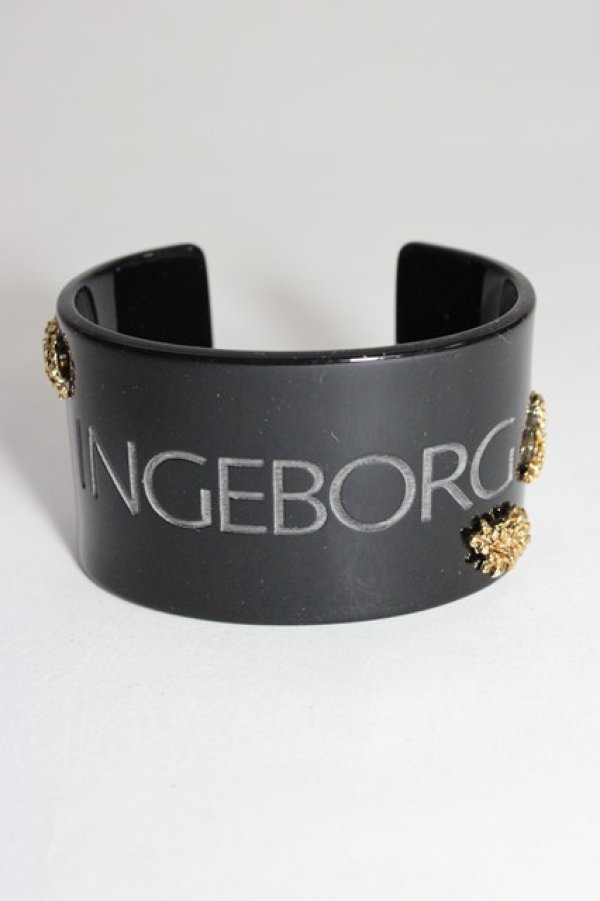 画像1: INGEBORG / ロゴ&金属チャーム付きクリアバングル  ブラック T-25-12-28-028-LO-ZA-SA-ZT (1)