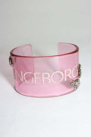 画像: INGEBORG / ロゴ&金属チャーム付きクリアバングル  ピンク T-25-12-28-029-LO-ZA-SA-ZT