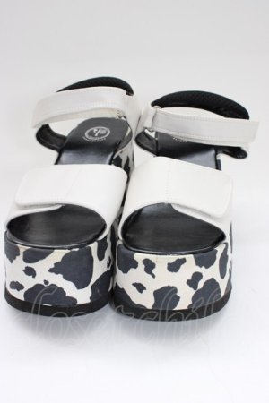 画像: YOSUKE / 牛柄厚底サンダル LL 黒Ｘ白 T-26-01-04-027-PU-SH-SA-ZT