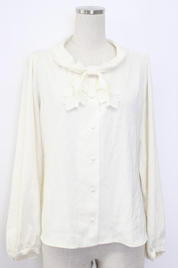 画像1: an another angelus / ローズ絵画タッチ刺繍衿ブラウス  オフホワイト×ブルー T-26-01-08-001-CA-BL-SA-ZT (1)