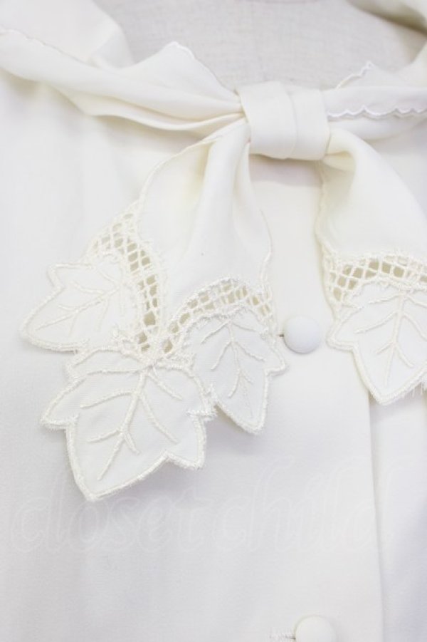 画像3: an another angelus / ローズ絵画タッチ刺繍衿ブラウス  オフホワイト×ブルー T-26-01-08-001-CA-BL-SA-ZT (3)