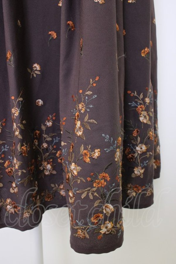 画像4: axes femme / 刺繍入りワンピース  ブラウン T-26-01-18-012-AX-OP-SA-ZT (4)