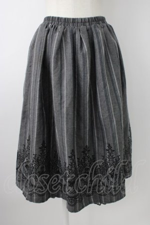 画像: axes femme / 裾フロッキーローズストライプスカート  グレーＸ黒 T-26-01-21-015-AX-SK-SA-ZT552