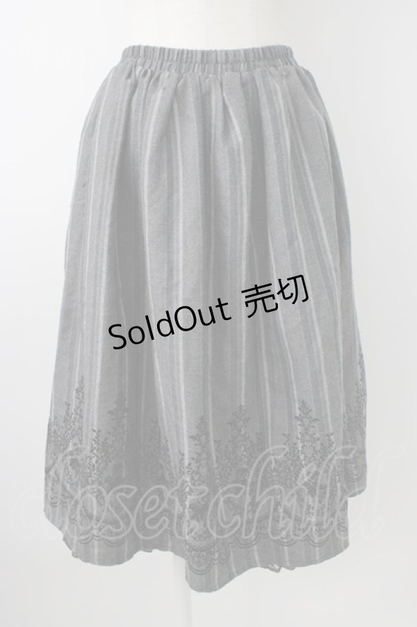 画像1: axes femme / 裾フロッキーローズストライプスカート  グレーＸ黒 T-26-01-21-015-AX-SK-SA-ZT552 (1)