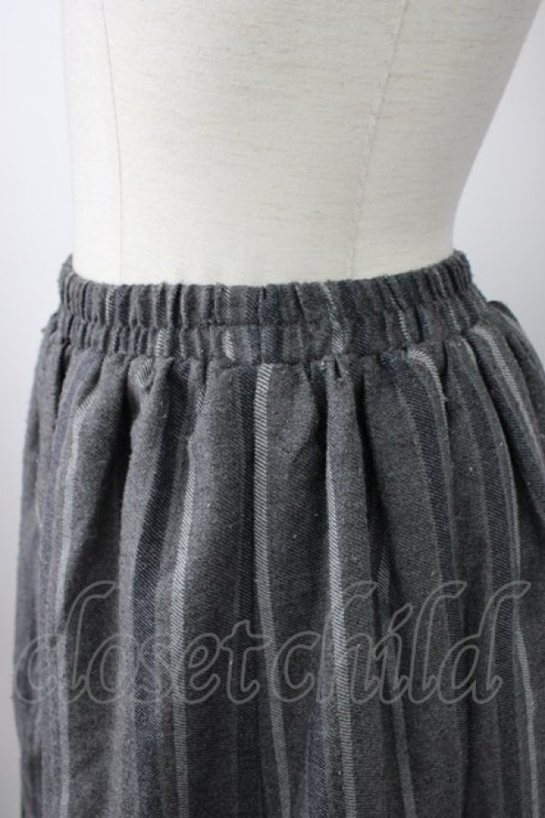 画像3: axes femme / 裾フロッキーローズストライプスカート  グレーＸ黒 T-26-01-21-015-AX-SK-SA-ZT (3)