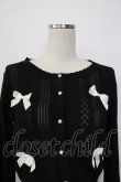 画像4: axes femme POETIQUE / リボン付透かし編みニットカーディガン  黒Ｘ白 T-26-01-26-014-AX-TO-SA-ZT (4)