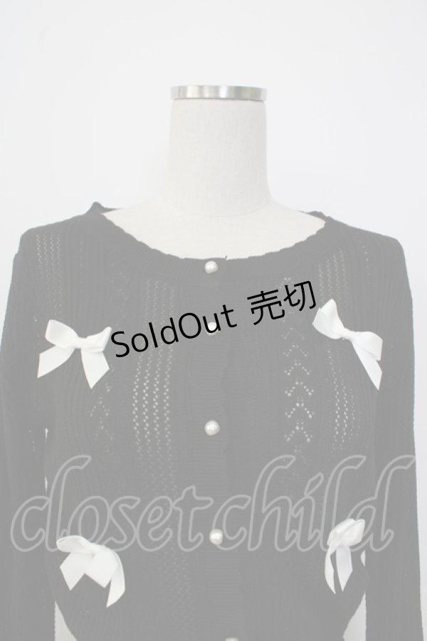 画像4: axes femme POETIQUE / リボン付透かし編みニットカーディガン  黒Ｘ白 T-26-01-26-014-AX-TO-SA-ZT (4)